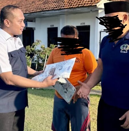 Berikan Sentuhan Persaudaraan ke Warga Binaan, Lapas Serang Bagikan Baju Lebaran