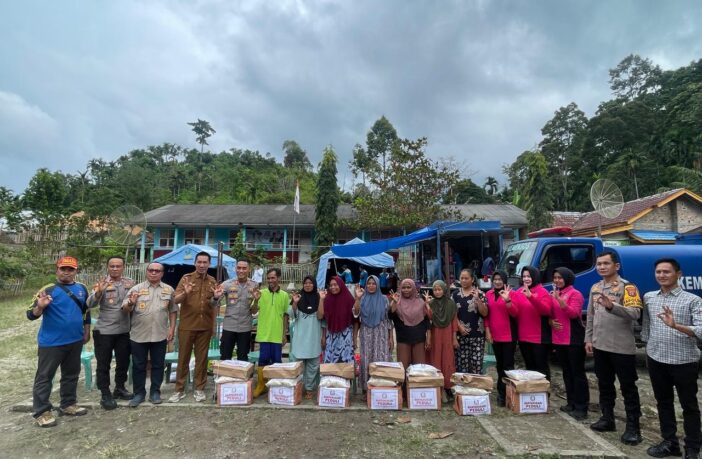Kapolres Oku Selatan Turun Langsung Ke Lokasi Banjir Bandang dan Tanah Longsor, Beri Semangat Korban Bencana